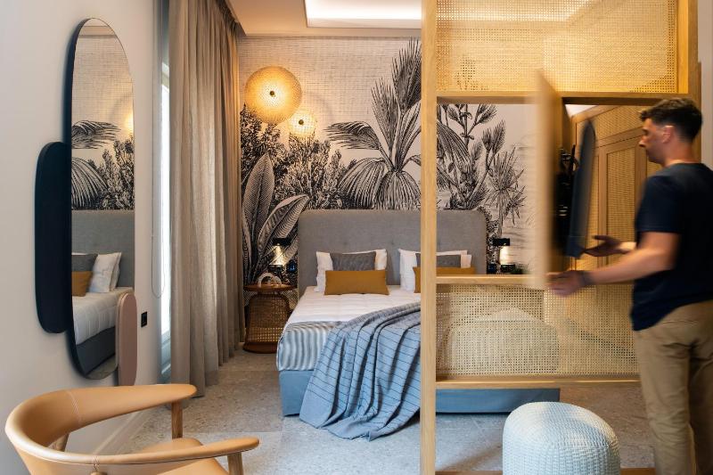 King Suite with Balcony image 2