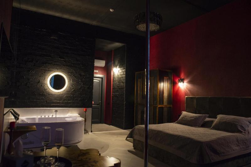 Deluxe Suite with Spa Bath image 2