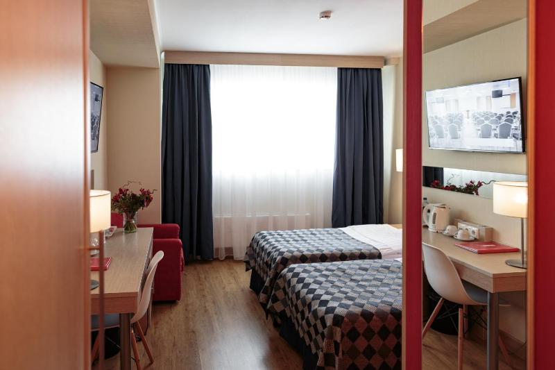 Standard Twin Room image 3