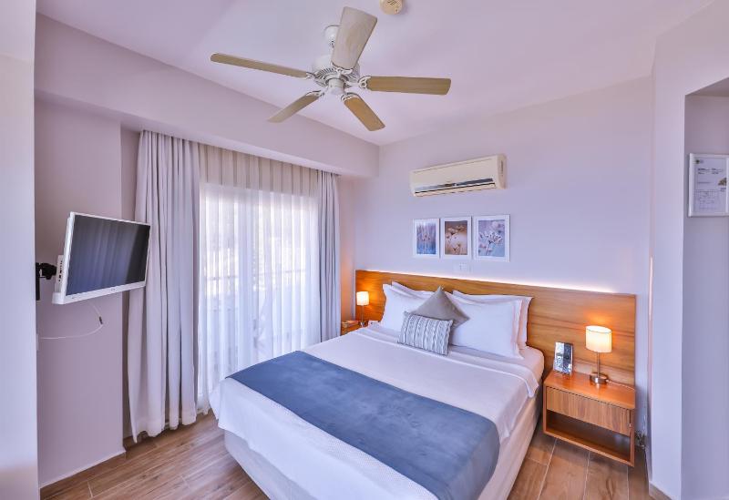 Deluxe Double Room with Sea View image 4