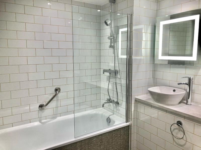 Standard Twin Room image 1