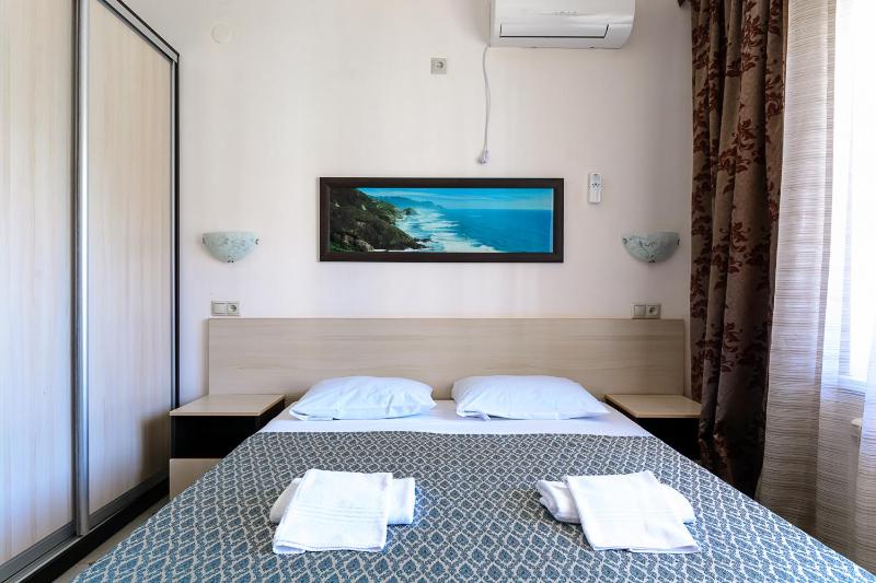 Double Room with Balcony image 3