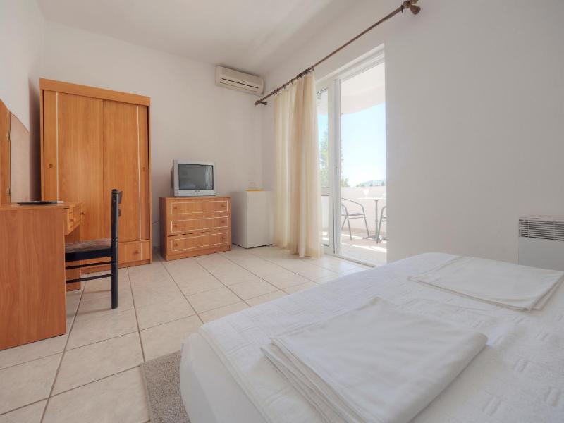 Double Room with Balcony image 2