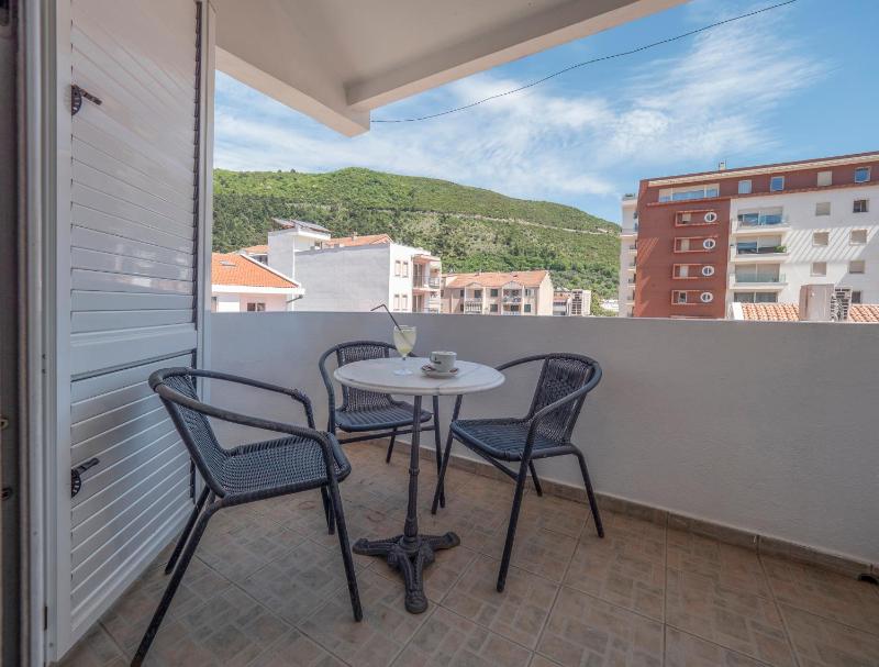 Triple Room with Balcony image 3