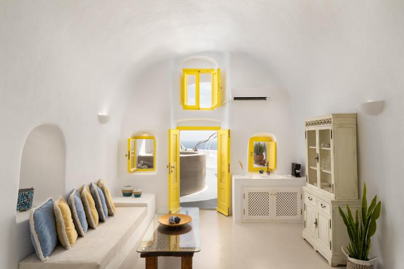 Honeymoon Suite with Private Outdoor Hot Tub and Sea View image 3