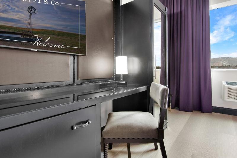 King Room image 3