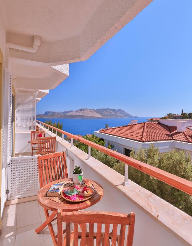 Standard Double Room with Partial Sea View image 4