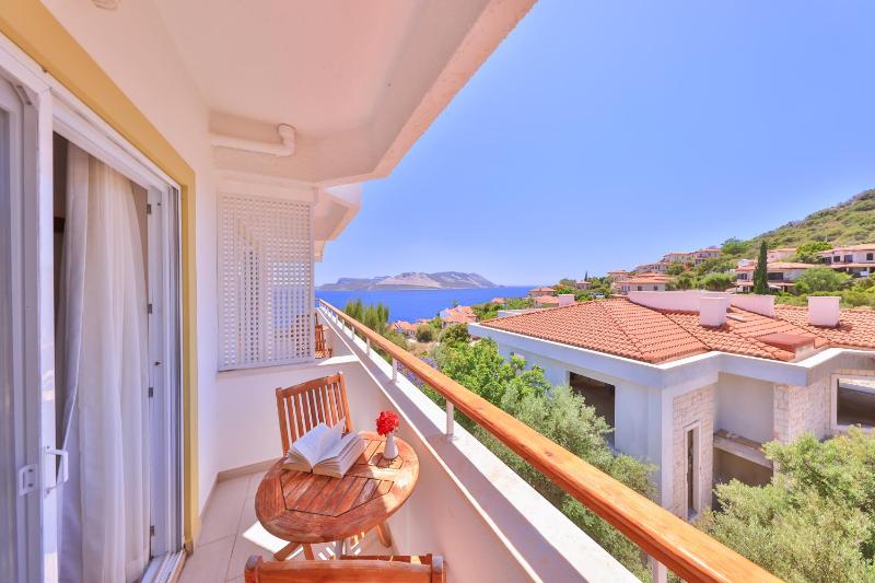 Standard Double Room with Partial Sea View image 2