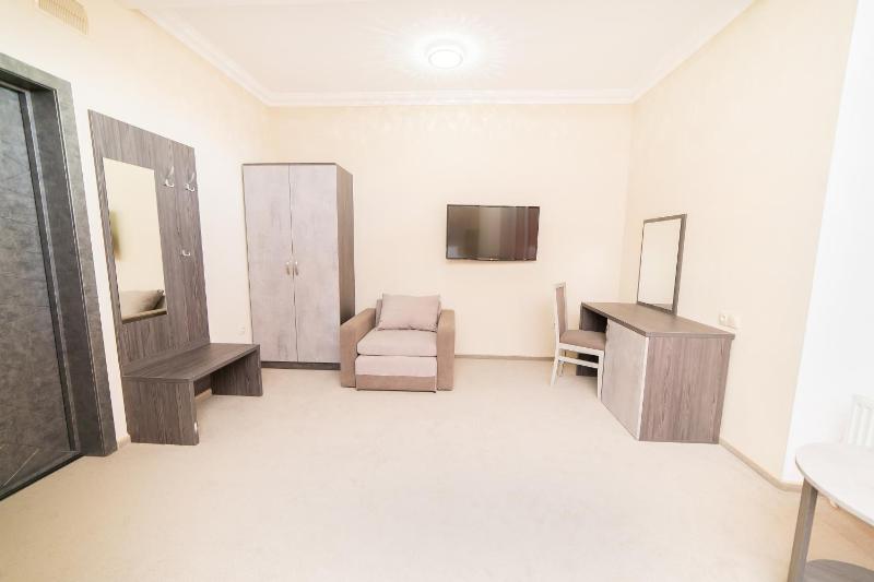 Superior Triple Room image 2