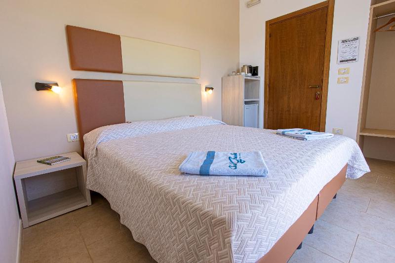 Small Double Room with Pool View image 4