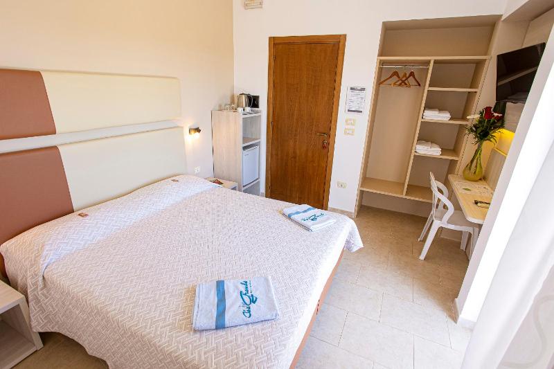 Small Double Room with Pool View image 2