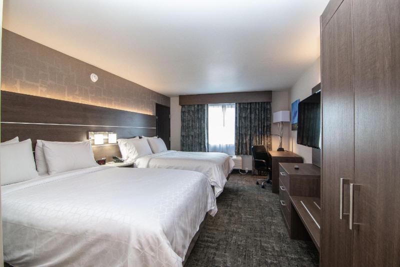 Standard Room with Two Queen Beds image 2