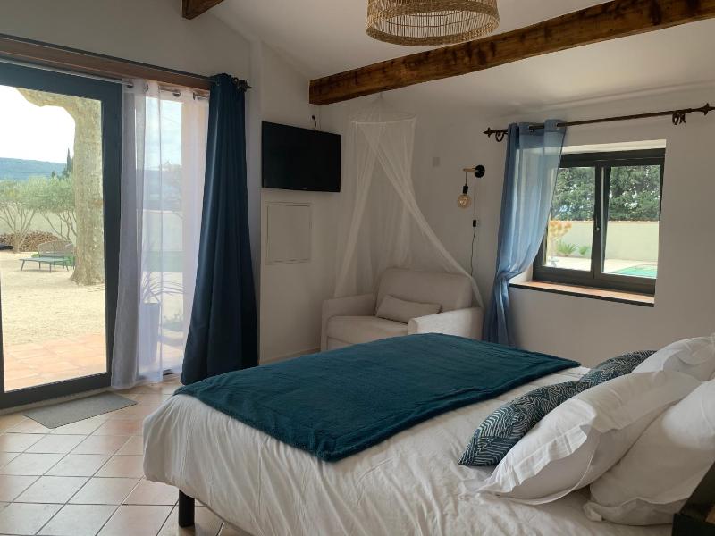 Triple Room with Pool View image 4