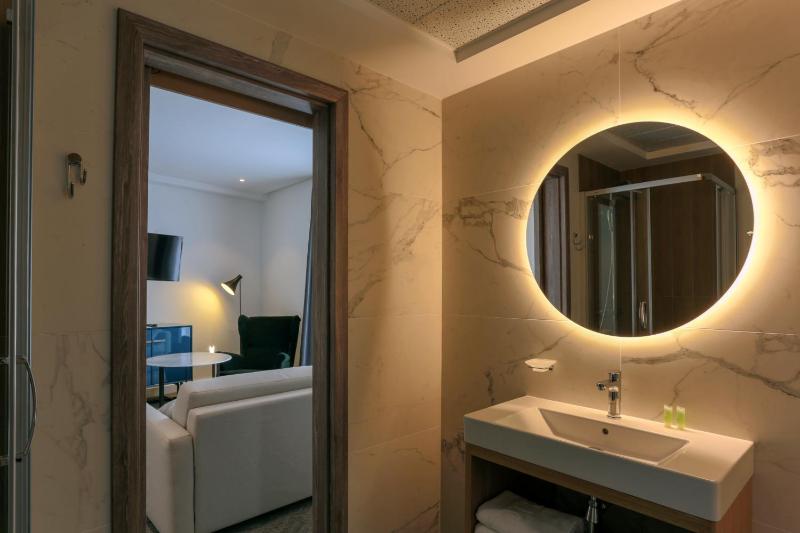 Deluxe King Suite image 3