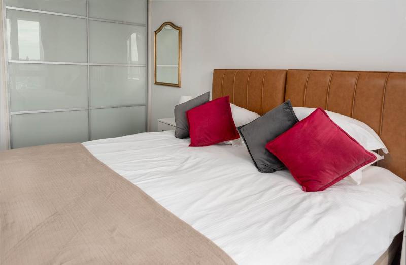 One-Bedroom Apartment image 3
