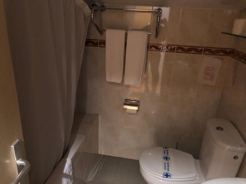 Double or Twin Room image 4