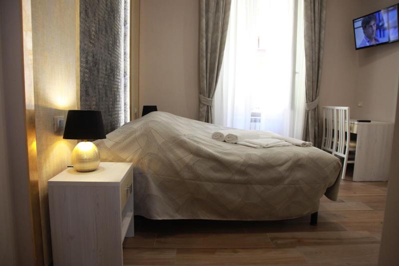 King Room with Spa Bath image 4