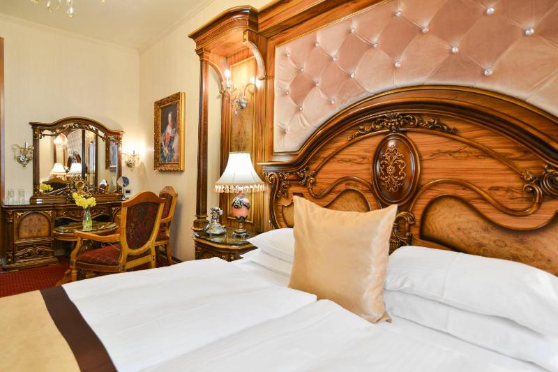 Standard Double Room image 3