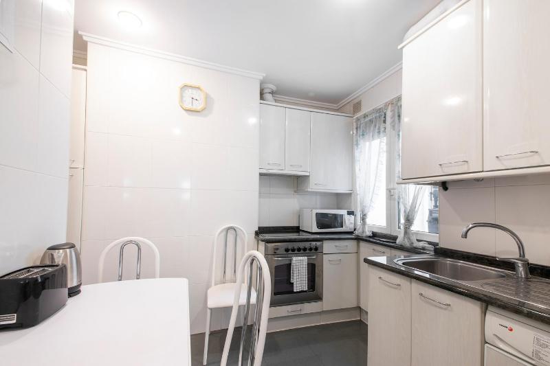Beautiful apartment with terrace - Prime location! - image 2