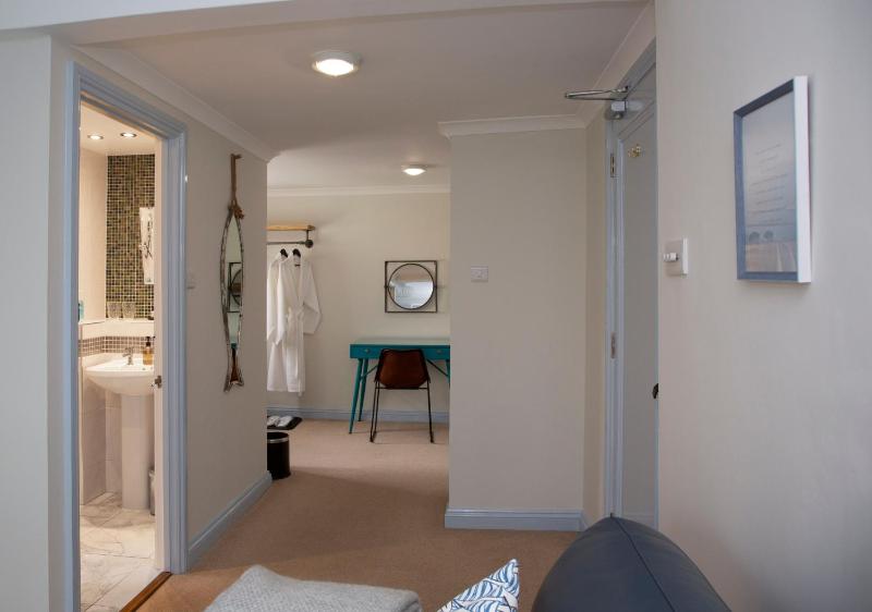 Carlton Court - image 16