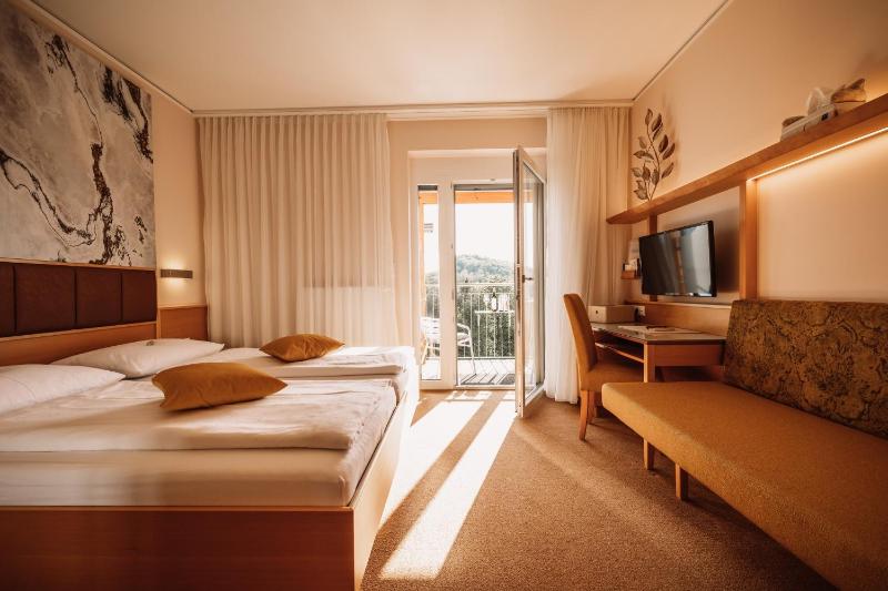 Double Room with Balcony image 3