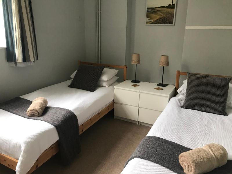 Twin Room with Shared Bathroom image 1
