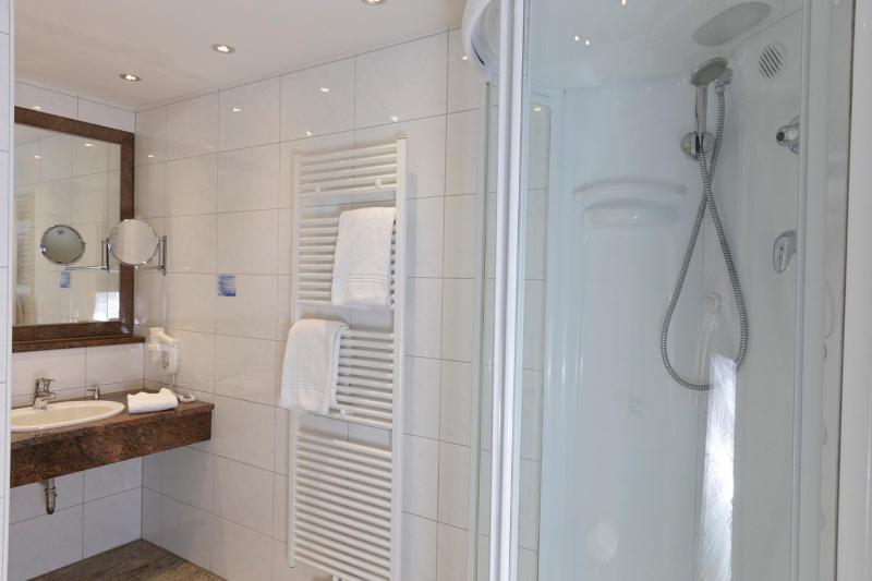 Large Double or Twin Room with Street View image 3