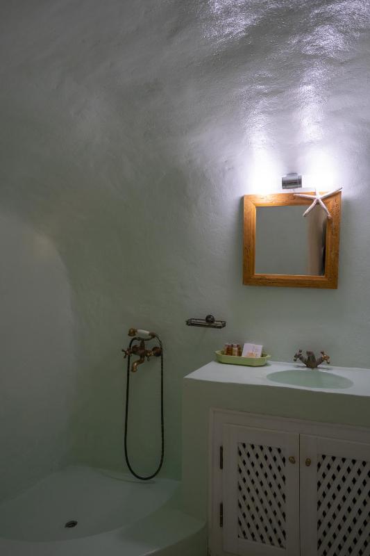 Honeymoon Suite with Private Outdoor Hot Tub and Sea View image 4