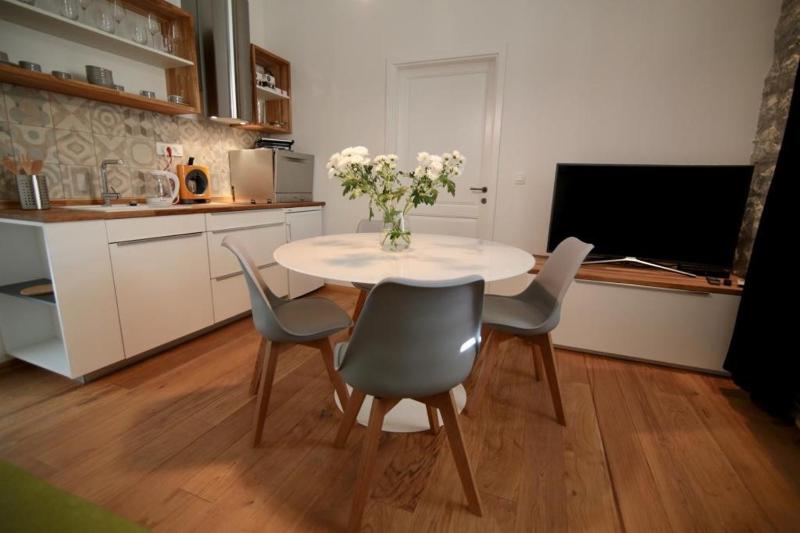 Comfort One-Bedroom Apartment with Patio and Sea View image 3