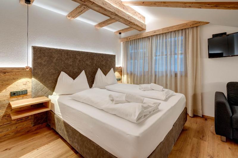 Junior Suite with Mountain View image 3
