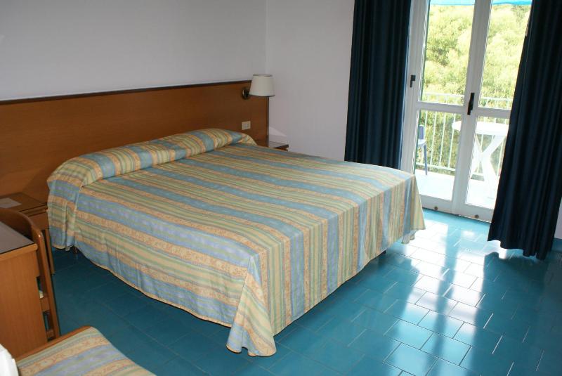 Standard Double Room image 3
