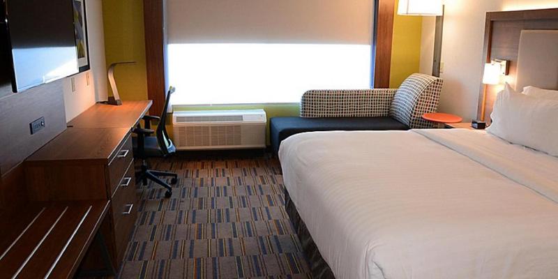 Standard King Room image 2