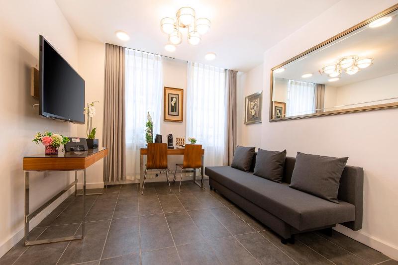 Family Room (3 Adults) image 4