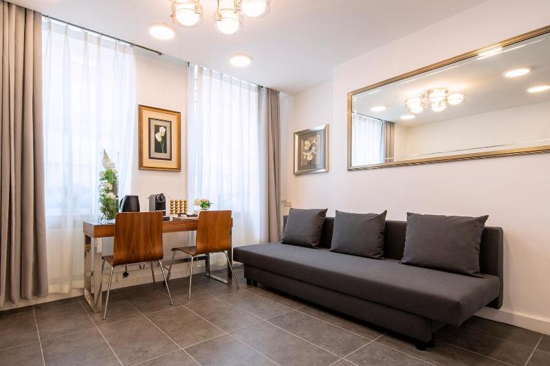 Family Room (3 Adults) image 3