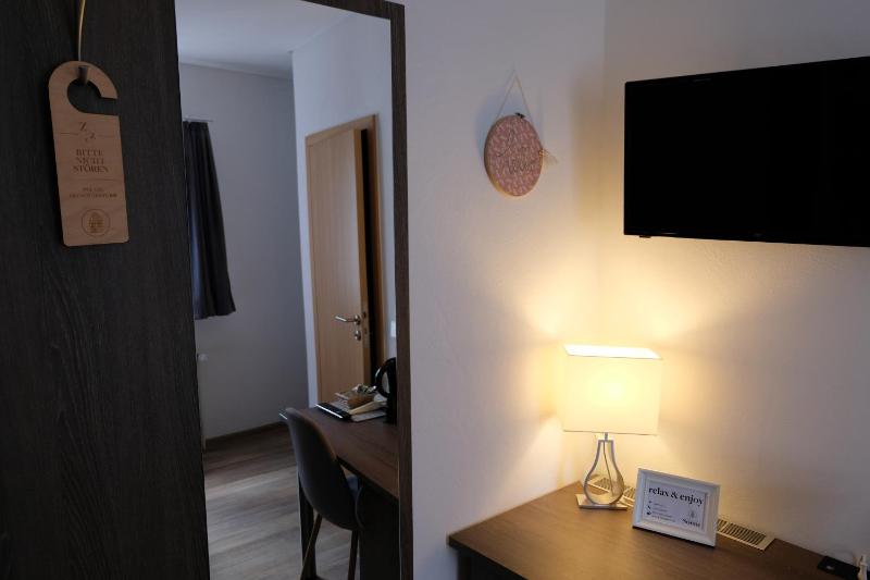 Single Room with Bathroom image 3
