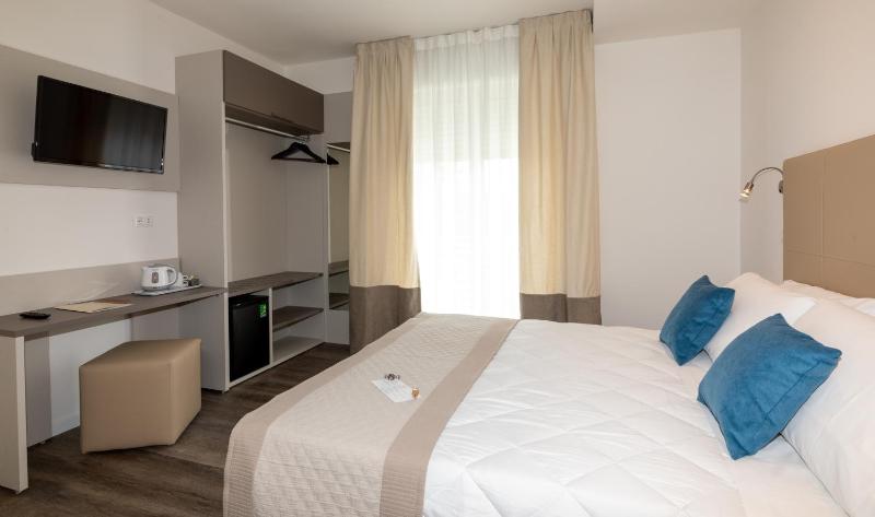 Deluxe Double or Twin Room image 4