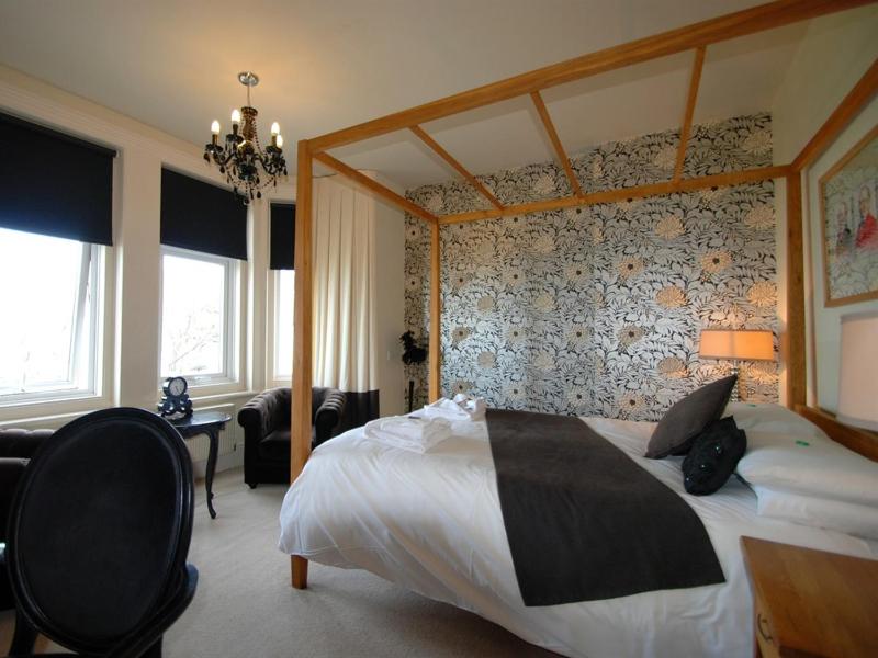 Deluxe King Room image 1