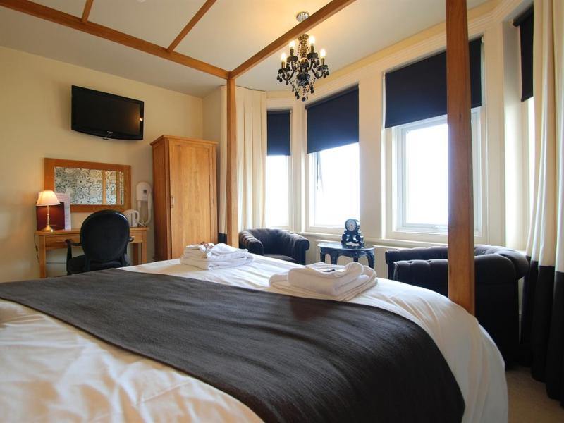 Deluxe King Room image 4