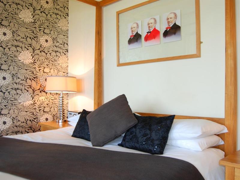 Deluxe King Room image 2