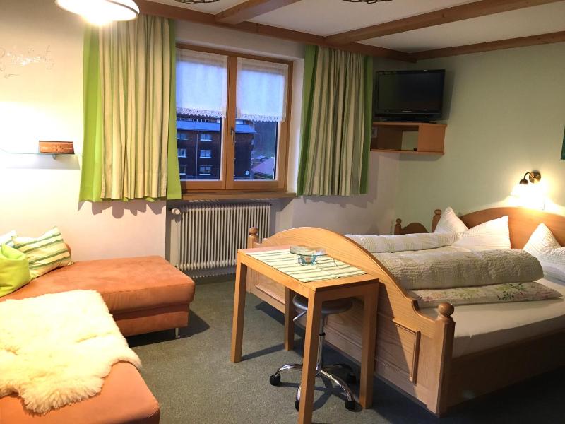 Double Room with Balcony image 4