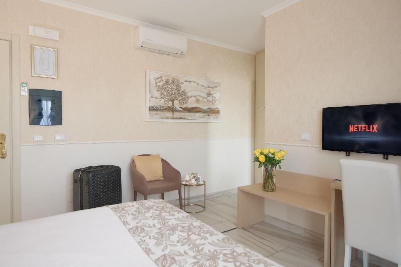 Deluxe Double Room with Balcony image 3