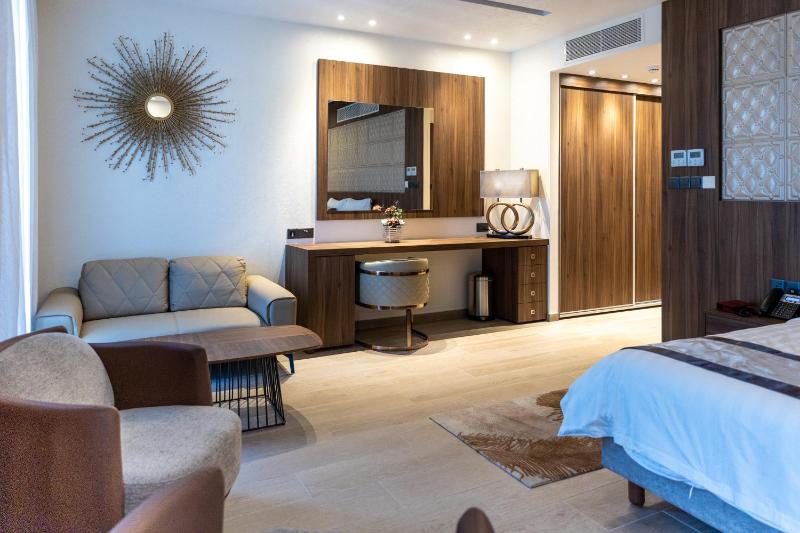 Suite City View with Business Lounge Access image 1