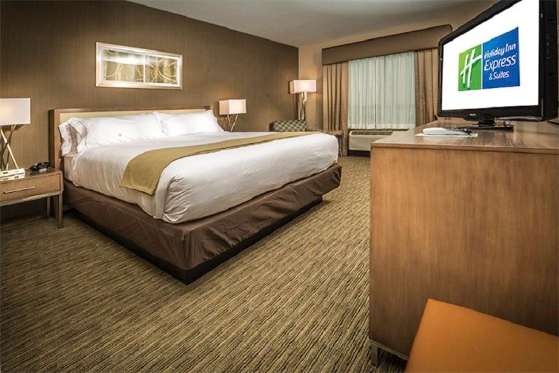 Standard King Room image 2
