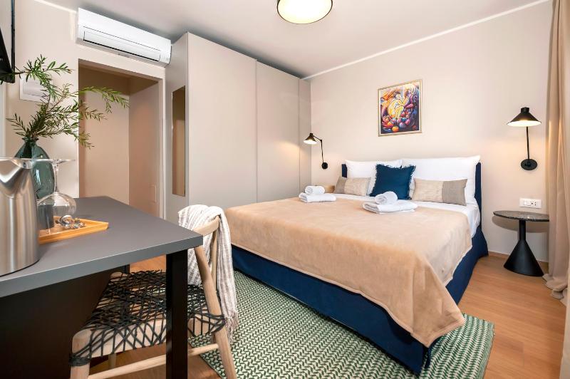 Standard Double Room with Balcony image 4