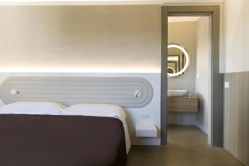 Deluxe One-Bedroom Suite image 4