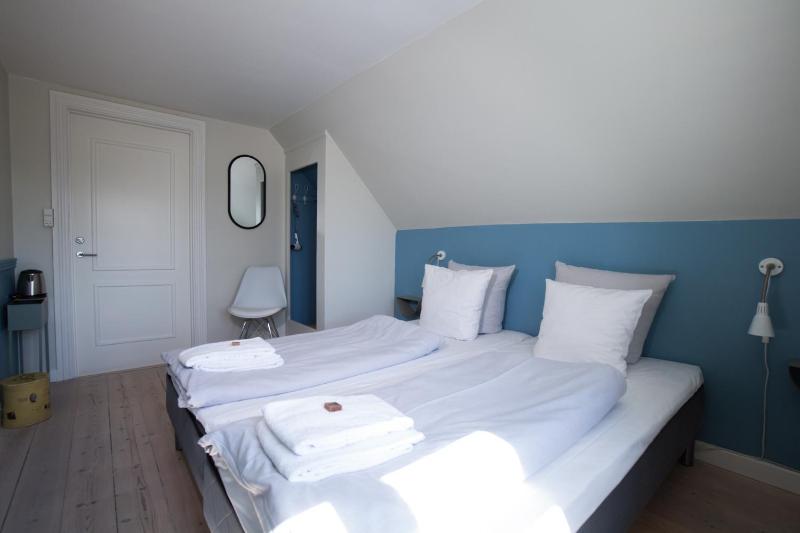 Double or Twin Room with Shared Bathroom image 1
