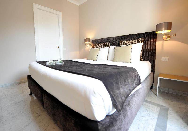 Deluxe Room image 3
