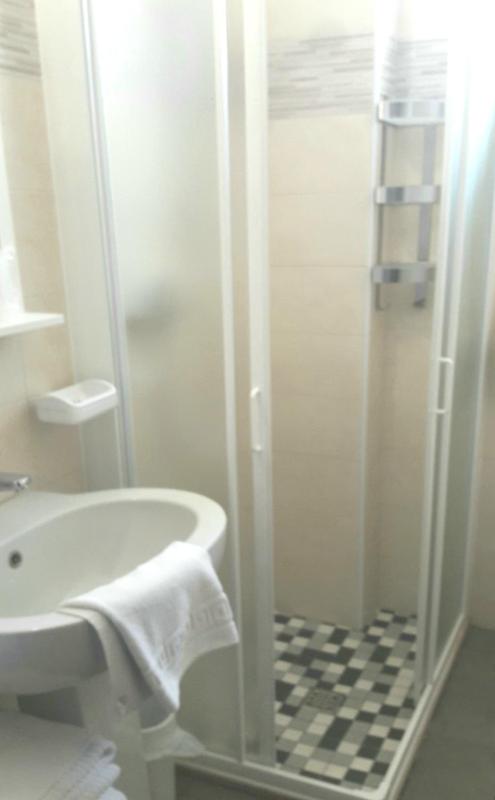 Double Room image 3