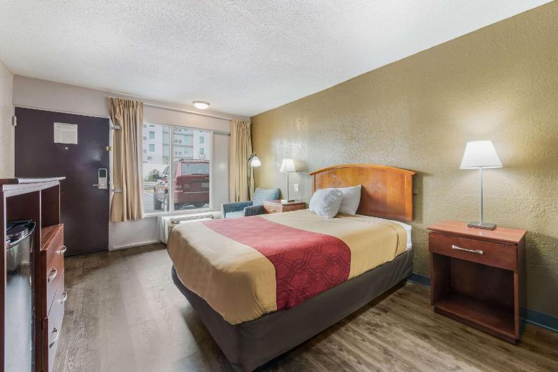 Queen Room with Roll-In Shower - Accessible/Non-Smoking image 3