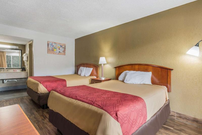 Queen Room with Two Queen Beds - Non-Smoking image 1